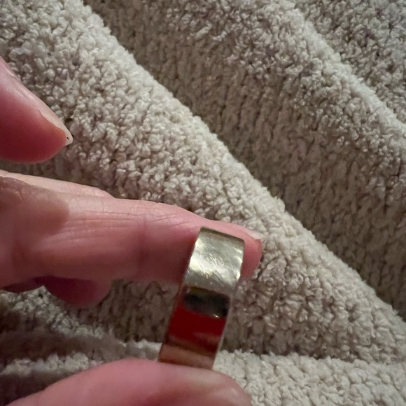 Oura ring size 9. Horizon gold.
Charger included. - Picture 3 of 5